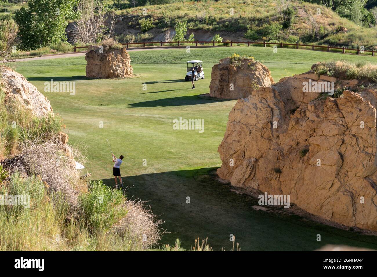 Golden, Colorado - le parcours de golf Fossil Trace. Les golfeurs jouent près des empreintes de dinosaures et des traces d'autres animaux et plantes du Crétacé tardif Banque D'Images