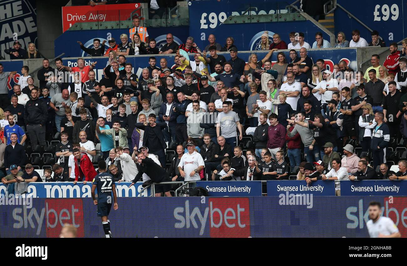 Les fans de Swansea ont goût ex Cardiff City Player Fraizer Campbell de Huddersfield Town (22) comme il doit marcher devant eux après avoir été substitué. EFL Skybet Championship Match, Swansea City et Huddersfield Town au stade Swansea.com de Swansea le samedi 25 septembre 2021. Cette image ne peut être utilisée qu'à des fins éditoriales. Utilisation éditoriale uniquement, licence requise pour une utilisation commerciale. Aucune utilisation dans les Paris, les jeux ou les publications d'un seul club/ligue/joueur. photo par Andrew Orchard/Andrew Orchard sports photographie/Alamy Live news Banque D'Images