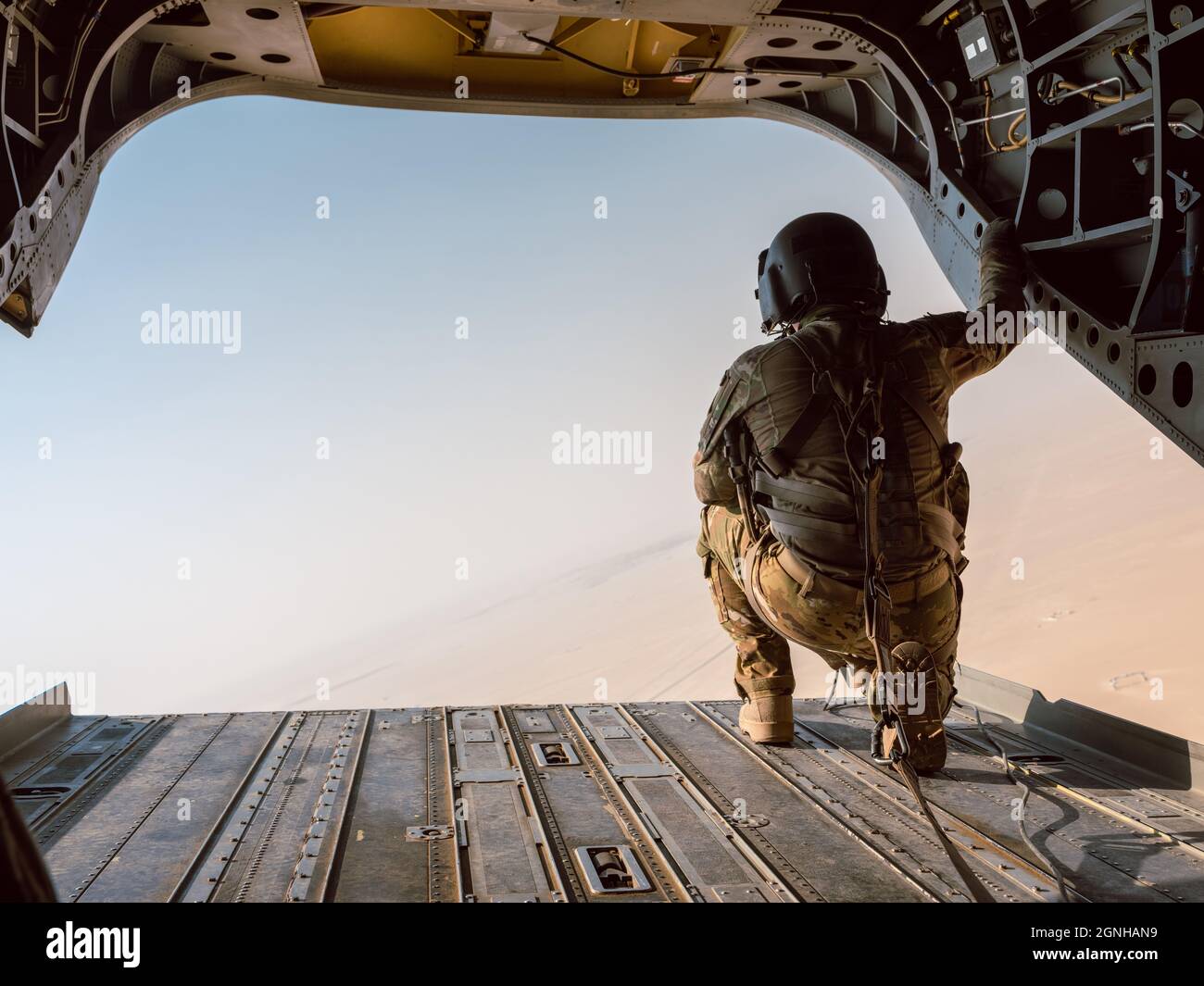 Un membre de l'équipage de conduite Bravo Co. 640th CH-47 participe à un vol d'orientation sur un CH-47 Chinook, alors qu'il est déployé au Camp Buehring, au Koweït, avec le 40ème CAB à l'appui de l'opération inhérente Resolve. | US Army National Guard photo par 2Lt. Kyle Gallagher Banque D'Images