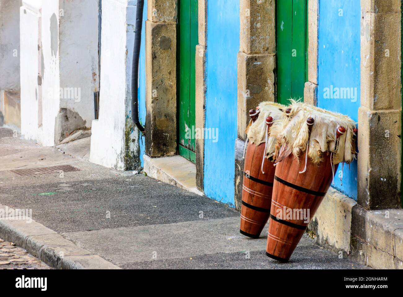 Des tambours ethniques aussi appelés atabaques dans les rues de Pelourinho, le centre historique de la ville de Salvador à Bahia Banque D'Images