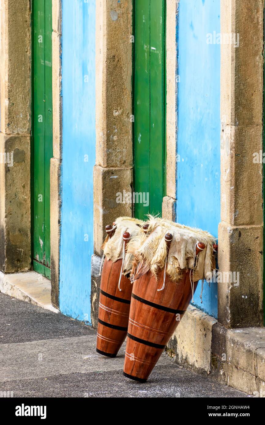 Des tambours ethniques aussi appelés atabaques dans les rues de Pelourinho, le centre historique de la ville de Salvador à Bahia Banque D'Images