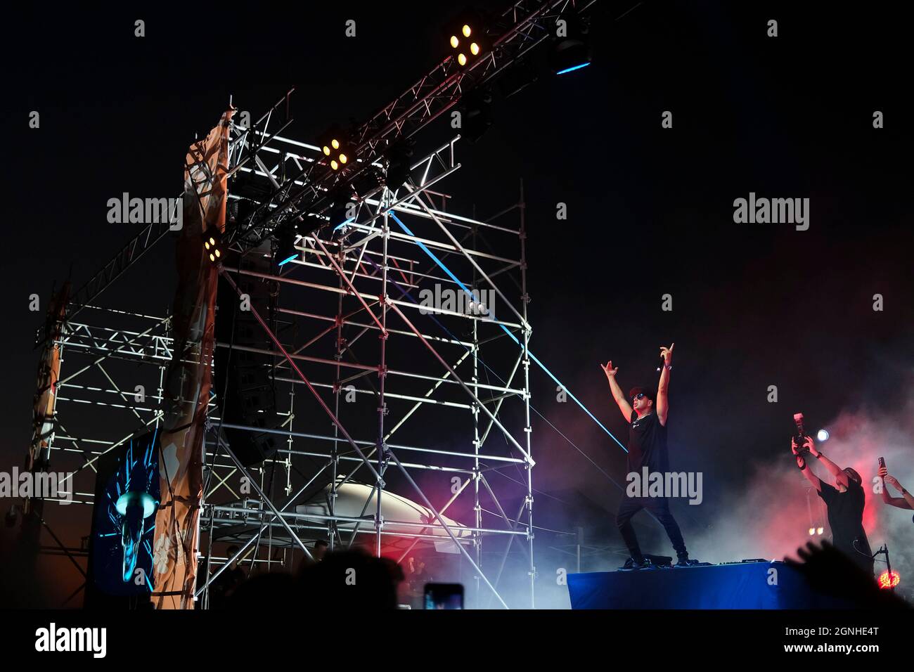 Le musicien DJ Timmy Trumpet se produit devant un public en direct, sur la plage de Mindil à Darwin, dans le territoire du Nord, en Australie, le 2021.08.29. Banque D'Images