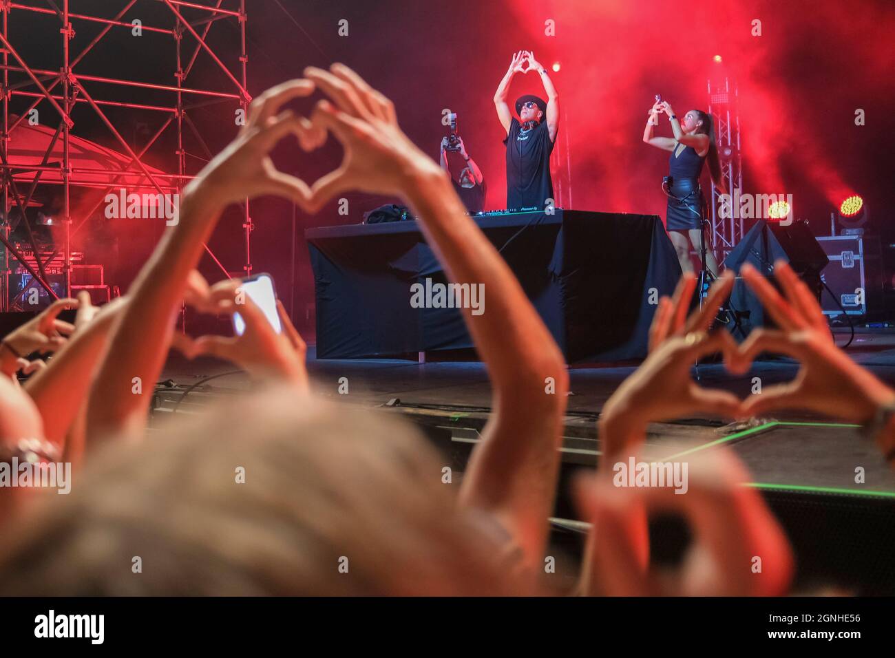 Le musicien DJ Timmy Trumpet se produit devant un public en direct, sur la plage de Mindil à Darwin, dans le territoire du Nord, en Australie, le 2021.08.29. Banque D'Images