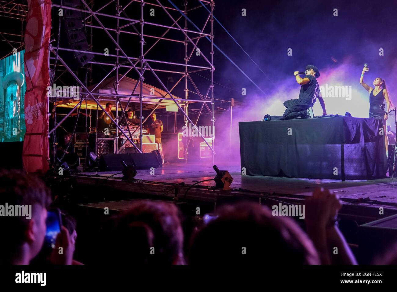 Le musicien DJ Timmy Trumpet se produit devant un public en direct, sur la plage de Mindil à Darwin, dans le territoire du Nord, en Australie, le 2021.08.29. Banque D'Images
