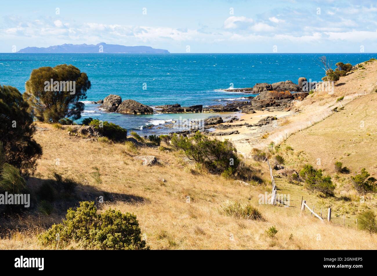 Spiky Beach est une plage de sable isolée avec une côte rocheuse entourée de collines basses - Swansea, Tasmanie, Australie Banque D'Images