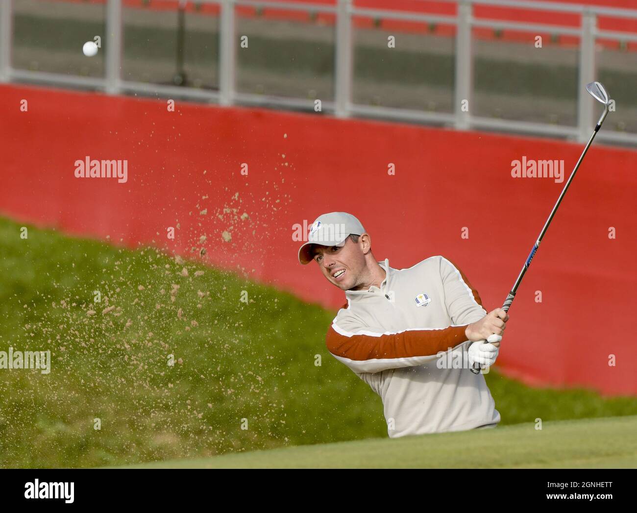 Kohler, États-Unis. 25 septembre 2021. Rory McIlroy de l'équipe Europe débarque du sable sur le 9e green lors de la 43e Ryder Cup à Whistling Straits le samedi 25 septembre 2021 à Kohler, Wisconsin. Photo par Mark Black/UPI crédit: UPI/Alay Live News Banque D'Images