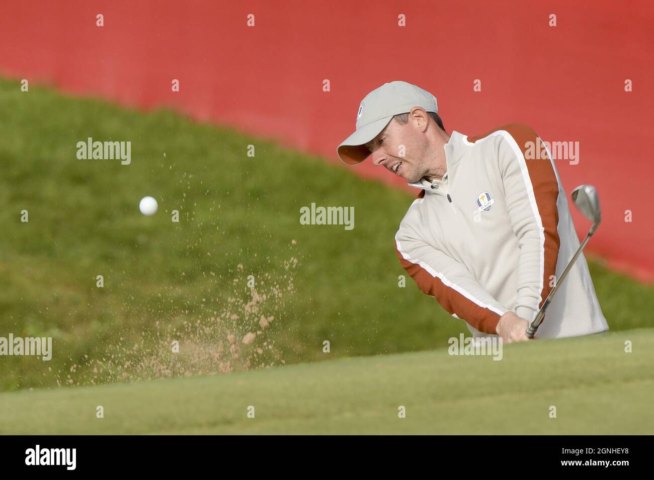 Kohler, États-Unis. 25 septembre 2021. Rory McIlroy de l'équipe Europe débarque du sable sur le 9e green lors de la 43e Ryder Cup à Whistling Straits le samedi 25 septembre 2021 à Kohler, Wisconsin. Photo par Mark Black/UPI crédit: UPI/Alay Live News Banque D'Images