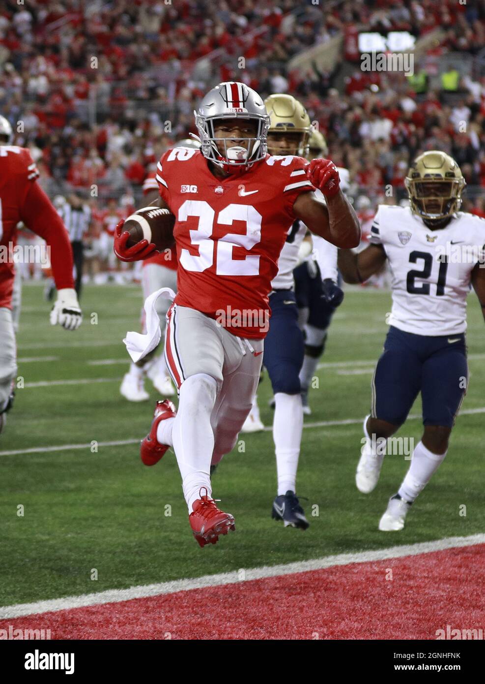 Columbus, États-Unis. 25 septembre 2021. Ohio State Buckeyes TreVeyon Henderson(32) glisse dans la zone d'extrémité pour un toucher contre les fermetures éclair d'Akron à Columbus, Ohio, le samedi 25 septembre 2021. Photo par Aaron Josefczyk/UPI crédit: UPI/Alay Live News Banque D'Images