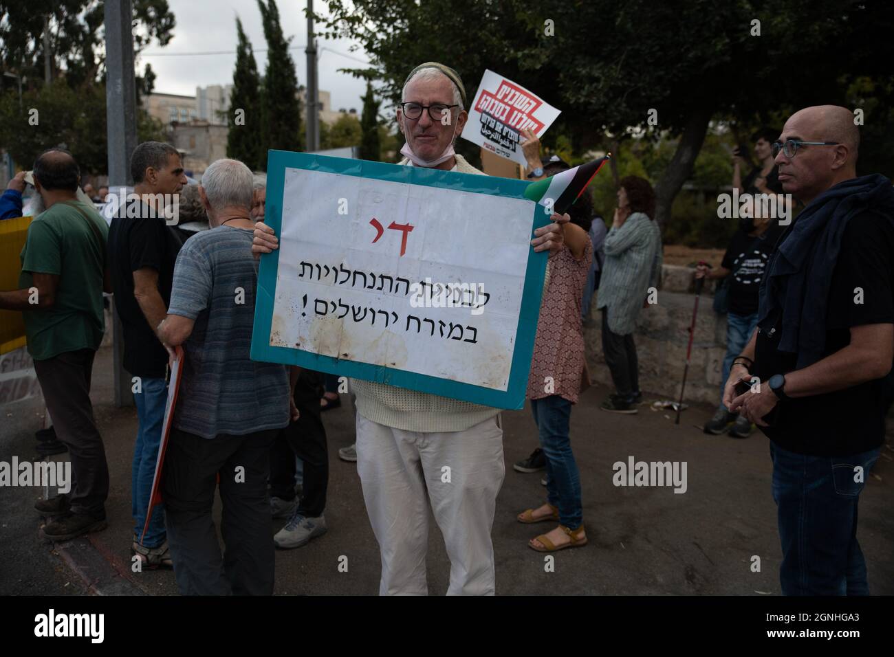 Des policiers israéliens et des soldats de la patrouille frontalière des FDI ont arrêté des manifestants israéliens pour avoir agité des drapeaux palestiniens lors de la manifestation de solidarité hebdomadaire à Sheikh Jarrah. Bien que le ministre de la sécurité intérieure ait ordonné à la police d'arrêter la confiscation violente il y a un mois, les ordonnances ne sont pas appliquées sur le terrain. Le manifestant a été traité dans une salle d'urgence en raison d'une blessure à la tête. Jérusalem, Israël. 24 septembre 2021. Credit: Matan Golan/Alay Live News Banque D'Images