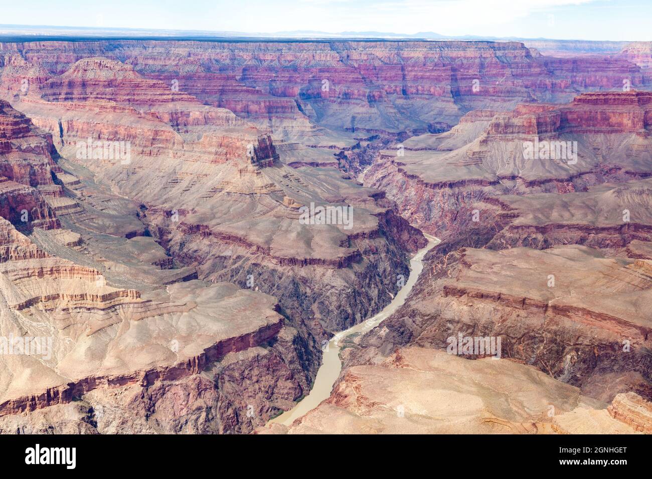 Immense Grand Canyon, avec ses bandes de roches rouges superposées révélant des millions d'années d'histoire géologique. Banque D'Images