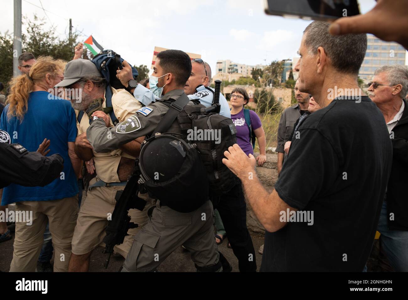 Des policiers israéliens et des soldats de la patrouille frontalière des FDI ont arrêté des manifestants israéliens pour avoir agité des drapeaux palestiniens lors de la manifestation de solidarité hebdomadaire à Sheikh Jarrah. Bien que le ministre de la sécurité intérieure ait ordonné à la police d'arrêter la confiscation violente il y a un mois, les ordonnances ne sont pas appliquées sur le terrain. Le manifestant a été traité dans une salle d'urgence en raison d'une blessure à la tête. Jérusalem, Israël. 24 septembre 2021. Credit: Matan Golan/Alay Live News Banque D'Images