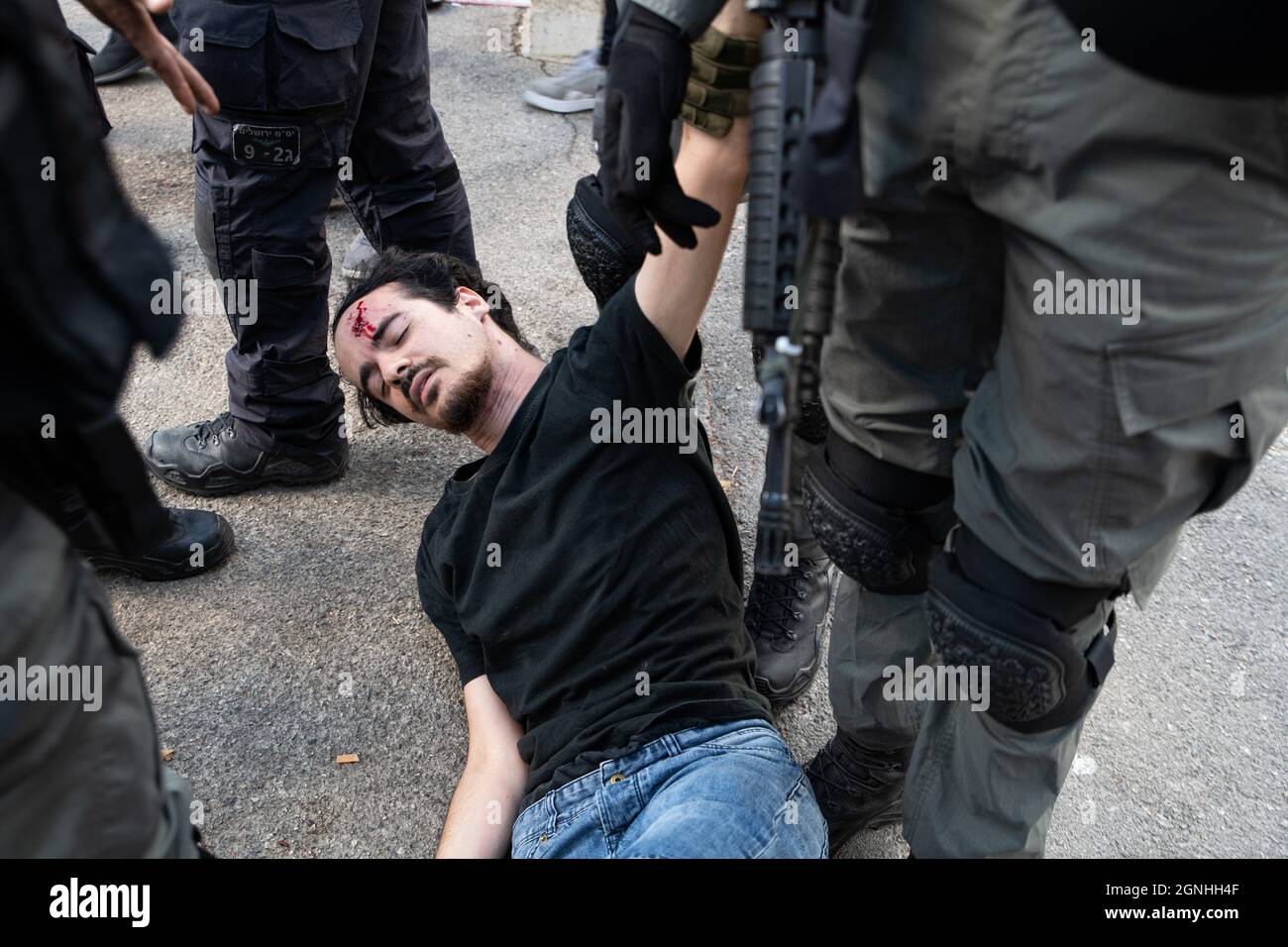 Des policiers israéliens et des soldats de la patrouille frontalière des FDI ont arrêté des manifestants israéliens pour avoir agité des drapeaux palestiniens lors de la manifestation de solidarité hebdomadaire à Sheikh Jarrah. Bien que le ministre de la sécurité intérieure ait ordonné à la police d'arrêter la confiscation violente il y a un mois, les ordonnances ne sont pas appliquées sur le terrain. Le manifestant a été traité dans une salle d'urgence en raison d'une blessure à la tête. Jérusalem, Israël. 24 septembre 2021. Credit: Matan Golan/Alay Live News Banque D'Images