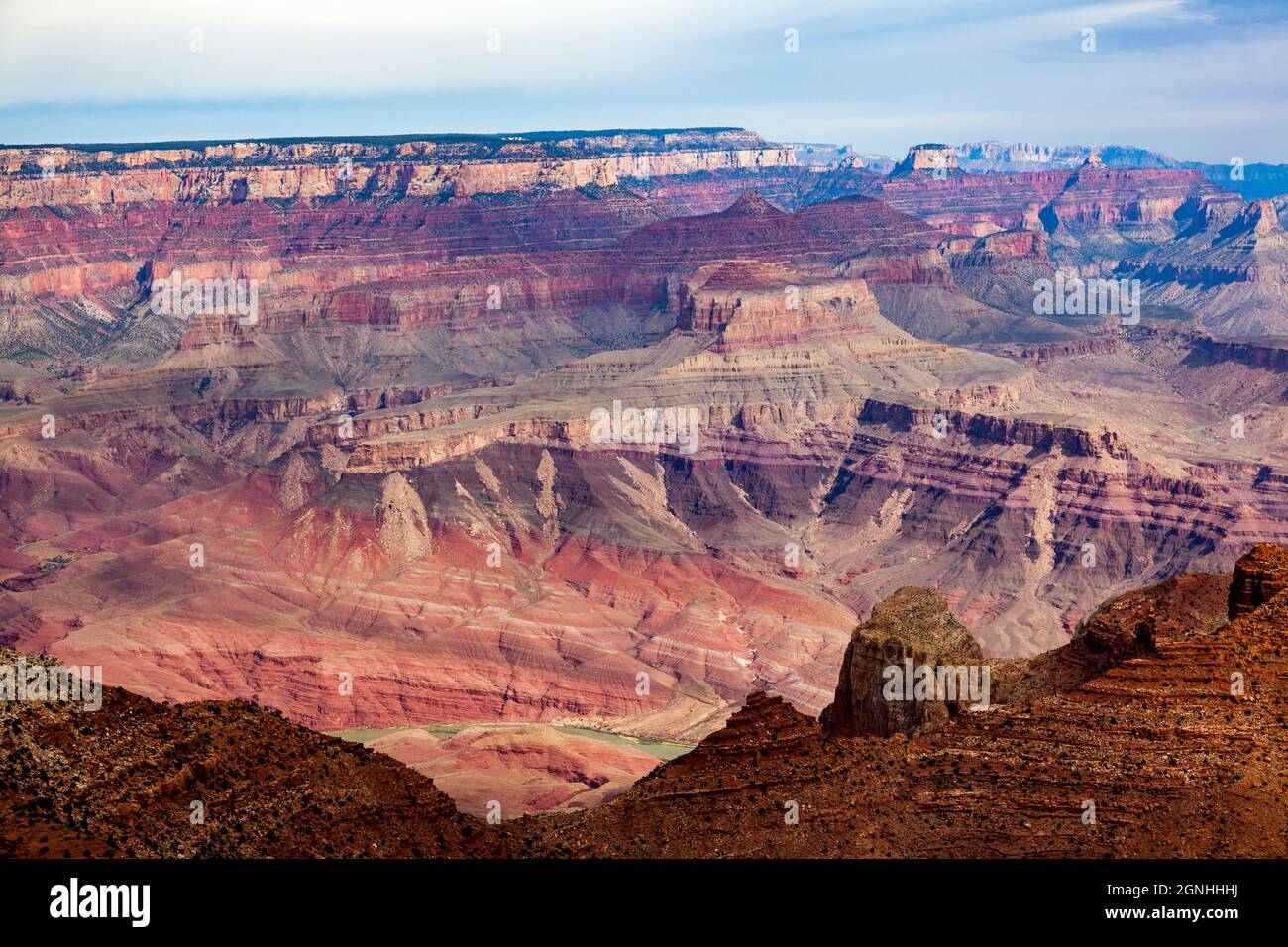 Immense Grand Canyon, avec ses bandes de roches rouges superposées révélant des millions d'années d'histoire géologique. Banque D'Images