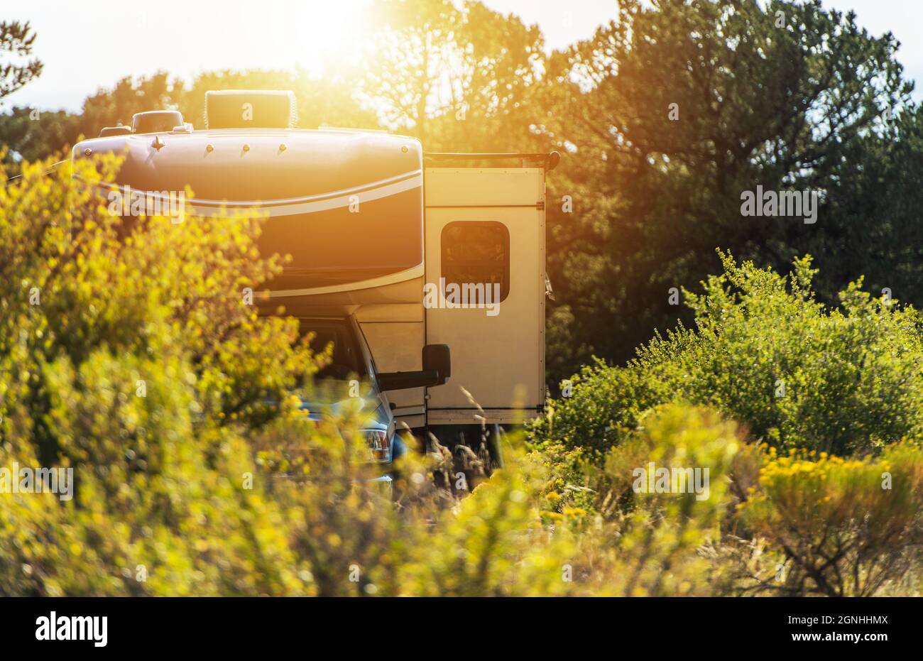 Classe C Camping camping-car récréatif Camping nature Dry Camping avec coulisse latérale vers l'extérieur. Voyage en autocar d'été. Banque D'Images