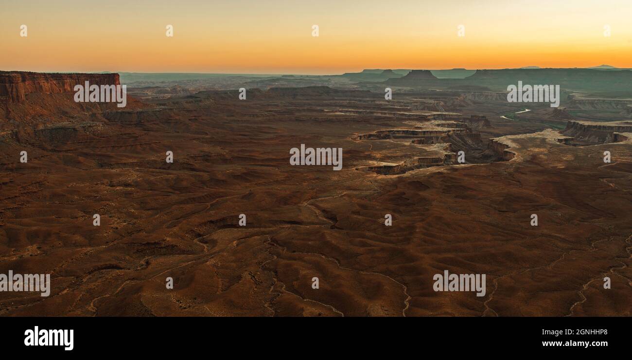 Célèbre parc national de Canyonlands dans l'Utah, États-Unis d'Amérique. Vue panoramique au coucher du soleil sur un paysage désertique et spectaculaire sur le fleuve Colorado. Banque D'Images