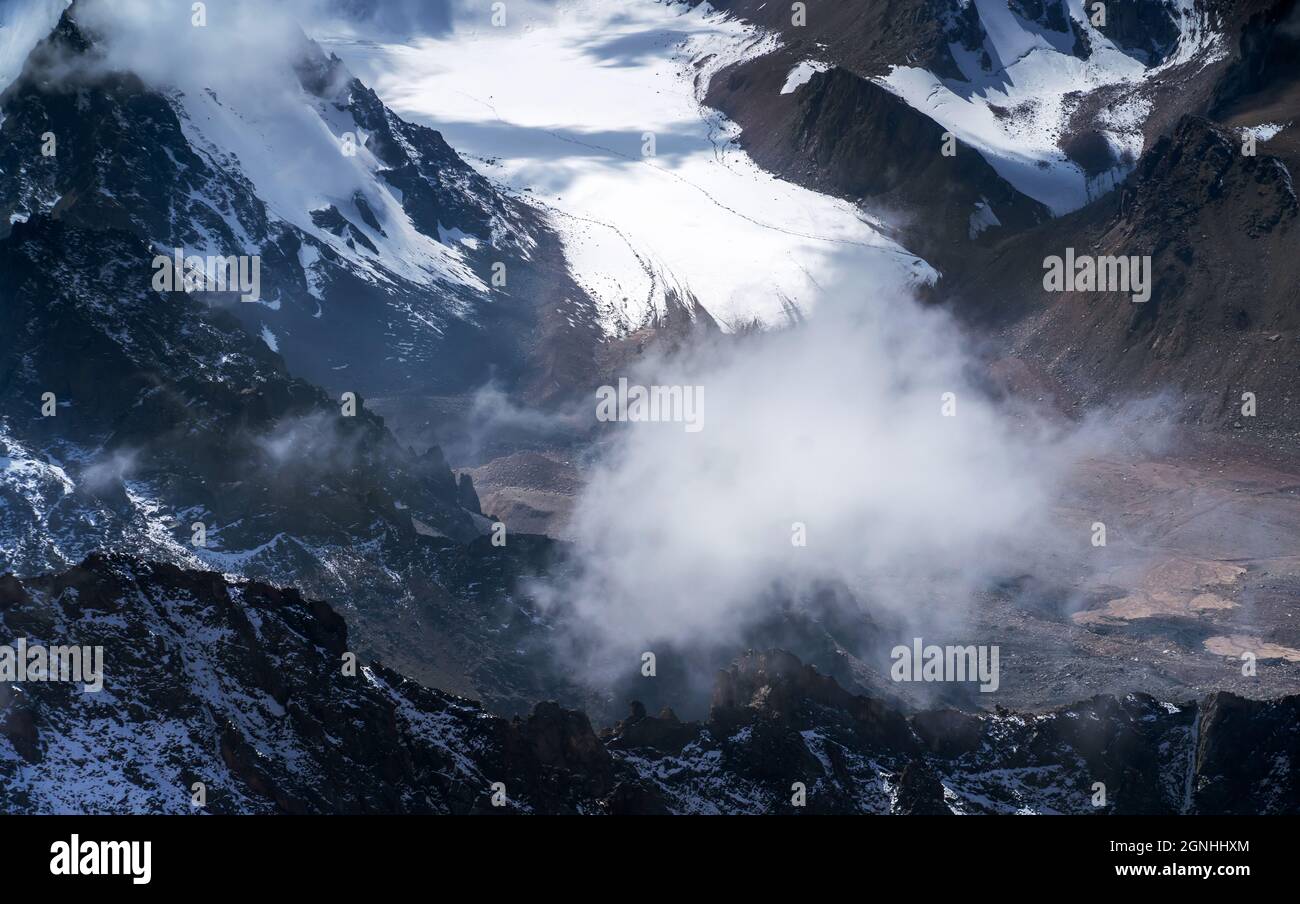 Rochers des hauts plateaux, la route entre les sommets enneigés. Banque D'Images