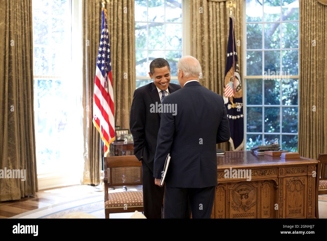 Le président Barack Obama rencontre le vice-président Joe Biden dans le bureau ovale le 24 juillet 2009. (Photo officielle de la Maison Blanche par Pete Souza) cette photo officielle de la Maison Blanche est mise à la disposition des organismes de presse pour publication et/ou pour impression personnelle par le(s) sujet(s) de la photo. La photographie ne peut être manipulée d'aucune manière ou utilisée dans des documents, des publicités, des produits ou des promotions qui, de quelque manière que ce soit, suggèrent l'approbation ou l'approbation du Président, de la première famille ou de la Maison Blanche. Banque D'Images
