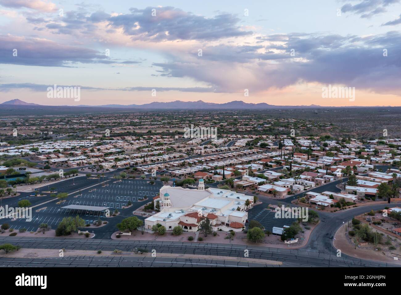 Vue sur la communauté des collines du désert avec l'église épiscopale de Green Valley, Arizona Banque D'Images