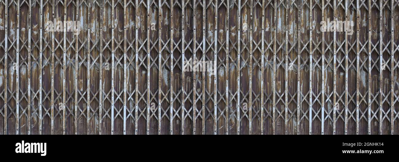 Panorama rusty vieille porte en fer de la maison abandonnée et de se détériorer, pour le fond de conception. Banque D'Images