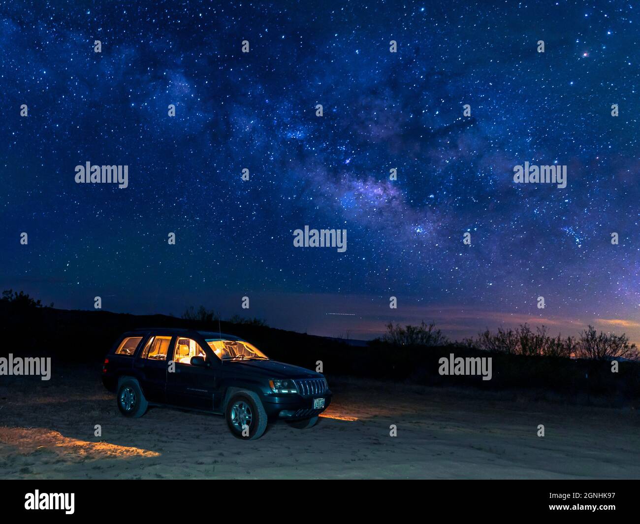 Concept de voyage aventure avec dormir sous les étoiles en Jeep Banque D'Images