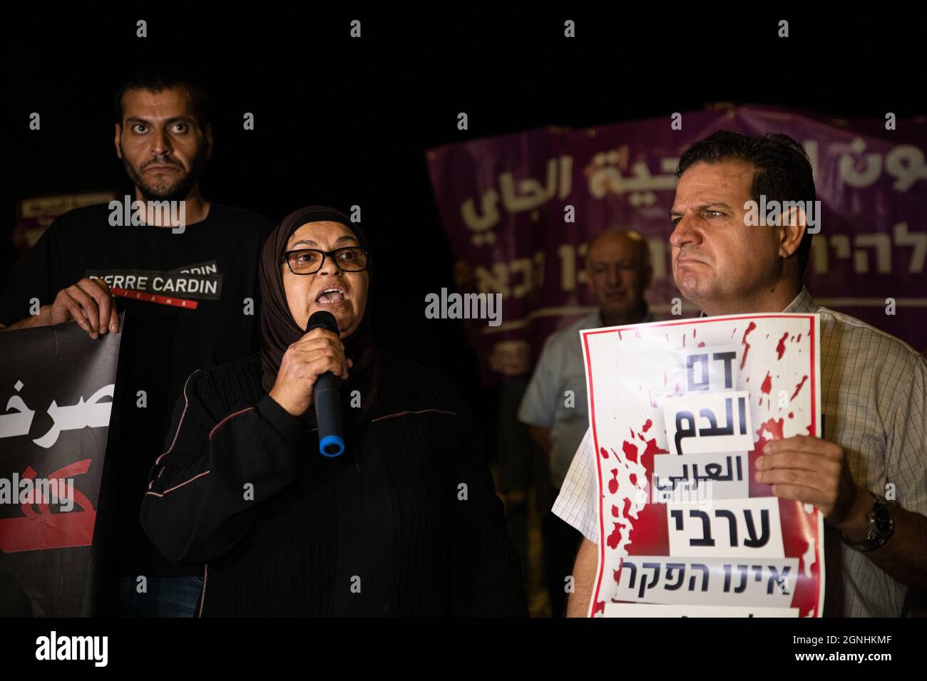 Manifestation de parents et d'activistes endeuillés devant la maison du ministre de la sécurité intérieure, Omer Bar-Lev, contre la montée du crime et des meurtres dans la rue arabe israélienne, le 25 septembre 2021. Les panneaux portent des textes tels que « cri de colère, assez de meurtres », « le sang arabe n'est pas sans loi », « le racisme policier tue » - certains d'entre eux contiennent des photos des victimes. Parmi les manifestants se trouve Ayman Odeh, chef de l'alliance électorale israélienne à majorité arabe de la liste conjointe et de son parti Hadash. Kokhav Yair, Israël. (Photo de Matan Golan/Sipa USA) Banque D'Images