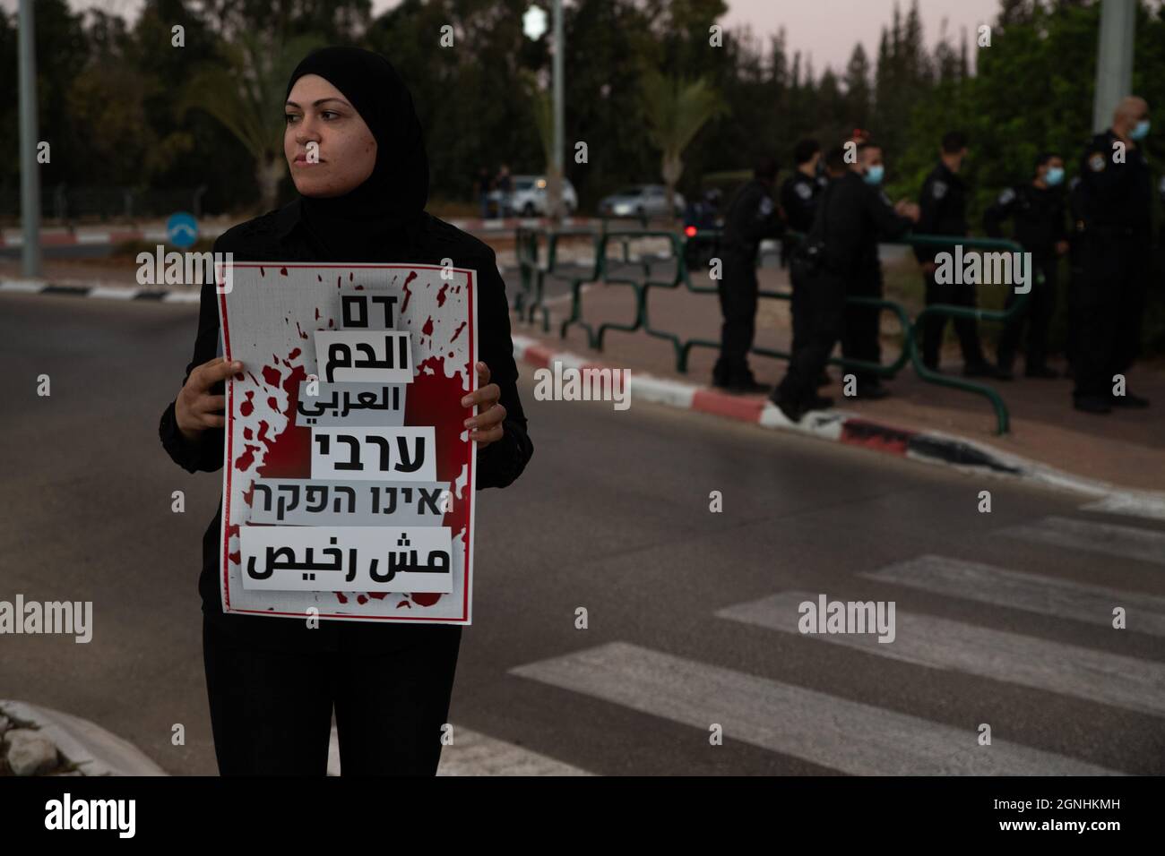 Manifestation de parents et d'activistes endeuillés devant la maison du ministre de la sécurité intérieure, Omer Bar-Lev, contre la montée du crime et des meurtres dans la rue arabe israélienne, le 25 septembre 2021. Les panneaux portent des textes tels que « cri de colère, assez de meurtres », « le sang arabe n'est pas sans loi », « le racisme policier tue » - certains d'entre eux contiennent des photos des victimes. Parmi les manifestants se trouve Ayman Odeh, chef de l'alliance électorale israélienne à majorité arabe de la liste conjointe et de son parti Hadash. Kokhav Yair, Israël. (Photo de Matan Golan/Sipa USA) Banque D'Images