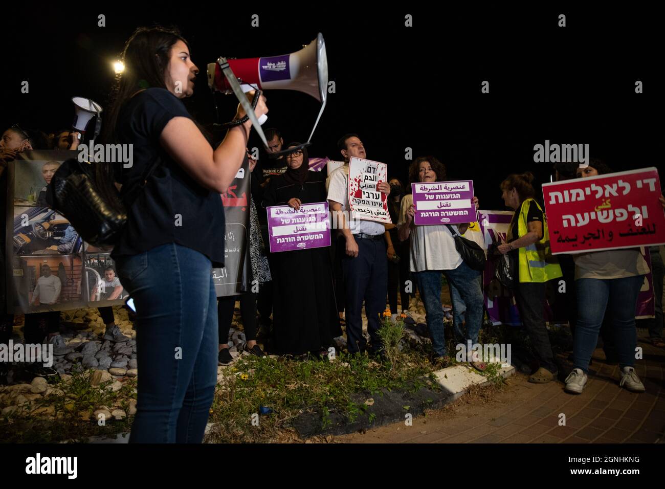 Manifestation de parents et d'activistes endeuillés devant la maison du ministre de la sécurité intérieure, Omer Bar-Lev, contre la montée du crime et des meurtres dans la rue arabe israélienne, le 25 septembre 2021. Les panneaux portent des textes tels que « cri de colère, assez de meurtres », « le sang arabe n'est pas sans loi », « le racisme policier tue » - certains d'entre eux contiennent des photos des victimes. Parmi les manifestants se trouve Ayman Odeh, chef de l'alliance électorale israélienne à majorité arabe de la liste conjointe et de son parti Hadash. Kokhav Yair, Israël. (Photo de Matan Golan/Sipa USA) Banque D'Images