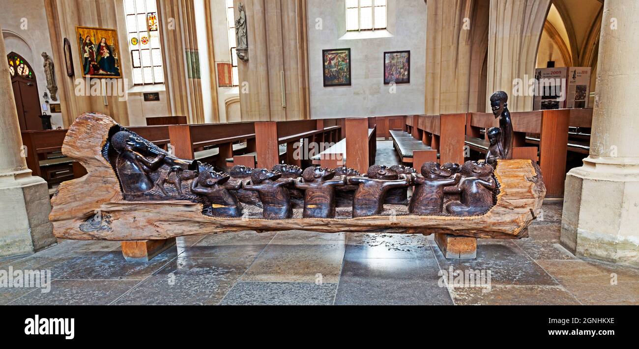 Bateau de Noël bateau sculpté à l'ébène de Tanzanie dans l'église de Rothenburg en Allemagne. Aux rives du temps. Banque D'Images