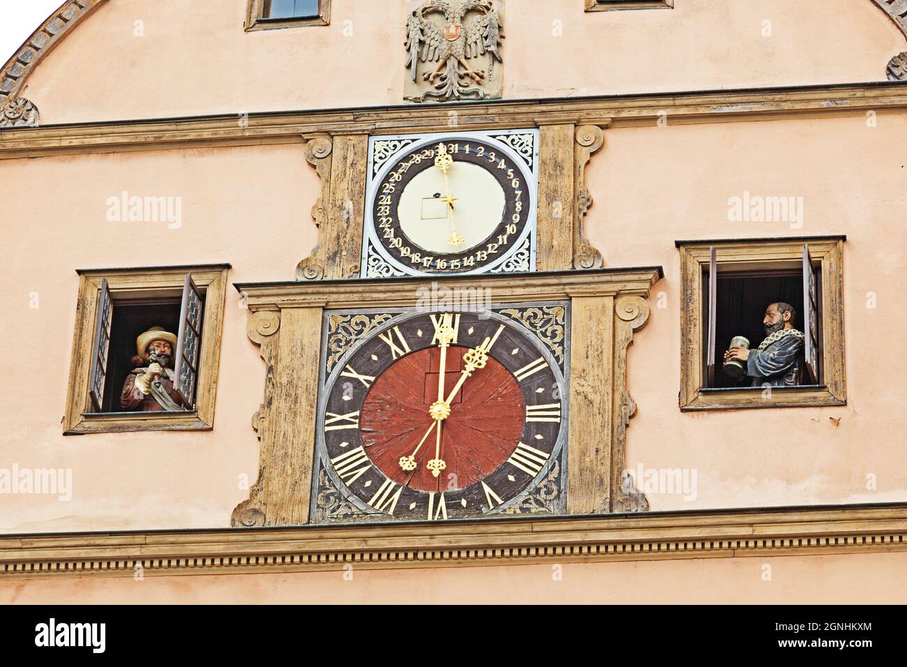DANS LA VILLE ALLEMANDE DE Rothenburg ob der Tauber se dresse un carillon de tour d'horloge toutes les heures et deux portes s'ouvrent de chaque côté de l'horloge Banque D'Images