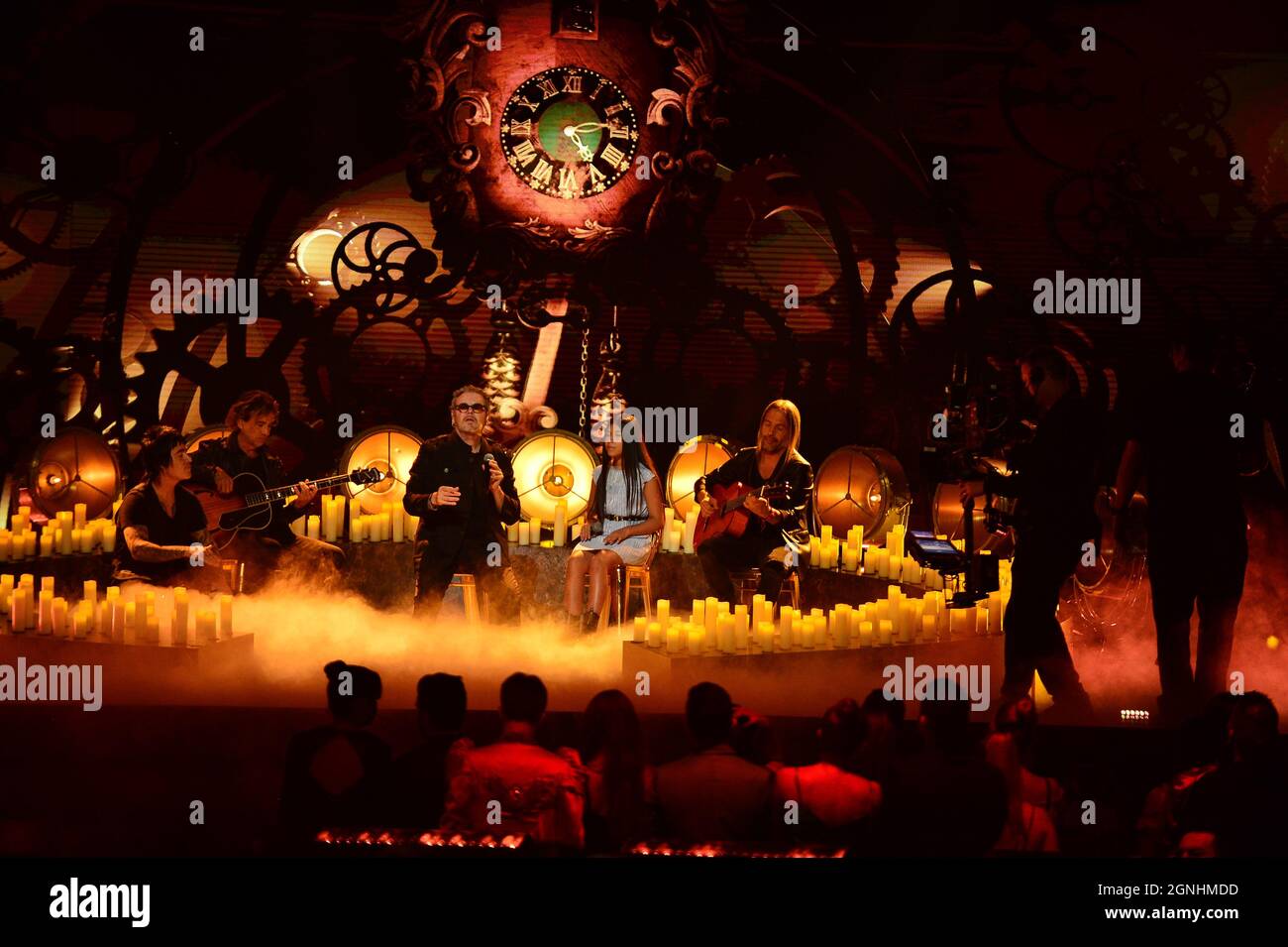 Coral Gables, États-Unis. 23 septembre 2021. CORAL GABLES, FLORIDE - SEPTEMBRE 23 : Alex González, Juan Calleros, Fher Olvera et Sergio Vallín de Maná et Mabel (2e de R) se produit sur scène aux Billboard Latin Music Awards 2021 au centre Watsco le 23 septembre 2021 à Coral Gables, Floride. (Photo de JL/Sipa USA) crédit: SIPA USA/Alay Live News Banque D'Images