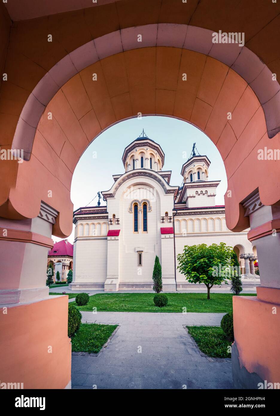 Magnifique vue d'été de la cathédrale orthodoxe de Coronation dans la forteresse d'Alba Iulia. Scène nocturne pittoresque de la ville d'Iulia Alba, Transylvanie, Roumanie Banque D'Images