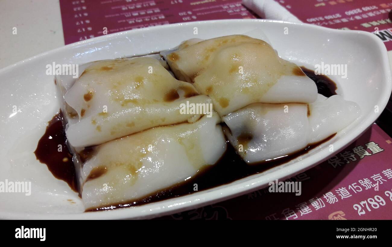 Rouleaux de riz et autres dim sum sur un marché de Hong Kong Banque D'Images