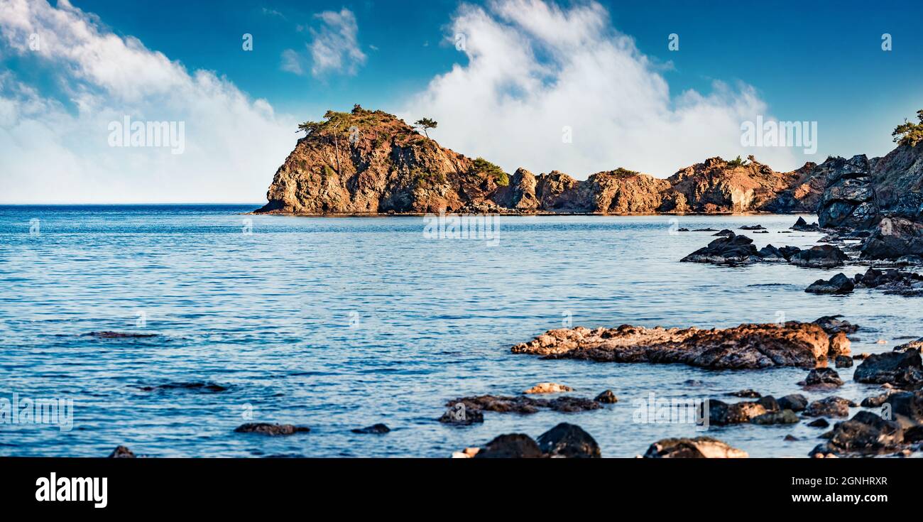 Paysage marin méditerranéen incroyable en Turquie. Vue d'été captivante de la petite baie d'azur près du village de Tekirova, district de Kemer, province d'Antalya. Banque D'Images