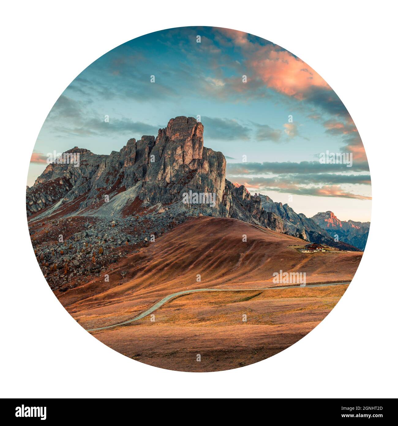 Icône ronde de la nature avec paysage. Magnifique vue du matin depuis le haut du col de Giau avec le célèbre pic de Ra Gusela en arrière-plan, Alpes Dolomites, Italie, Banque D'Images