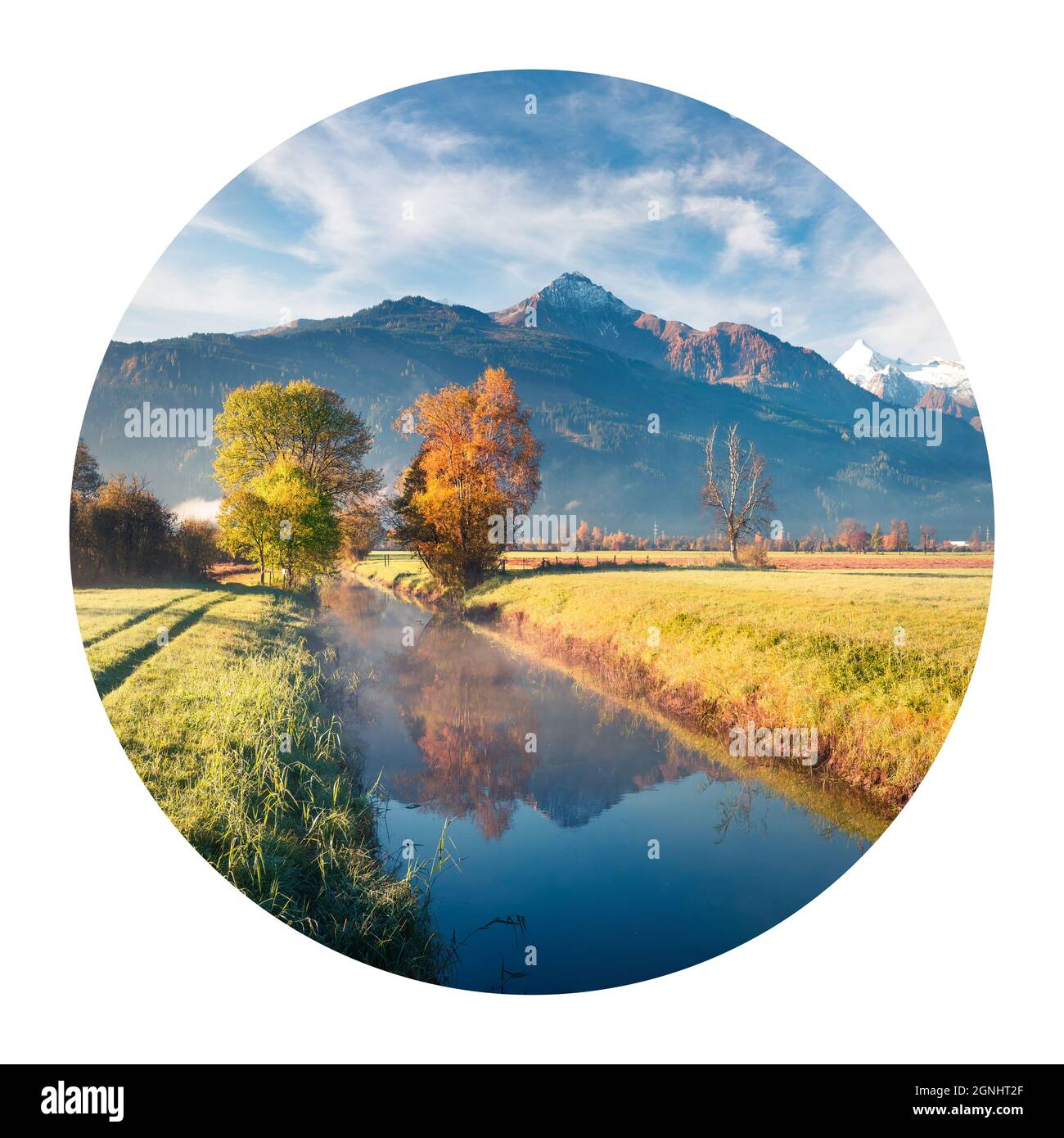 Icône ronde de la nature avec paysage. Scène matinale ensoleillée près du lac Zell. Vue d'automne pittoresque des Alpes autrichiennes avec le pic Grossglockner sur le backgroun Banque D'Images