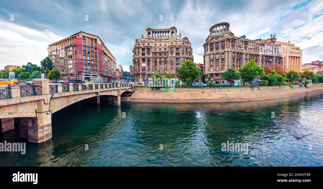 Magnifique paysage urbain matinal de Bucarest - capitale de la Roumanie, Europe. Belle vue d'été sur la rivière Dambovita. Présentation du concept de déplacement. Banque D'Images