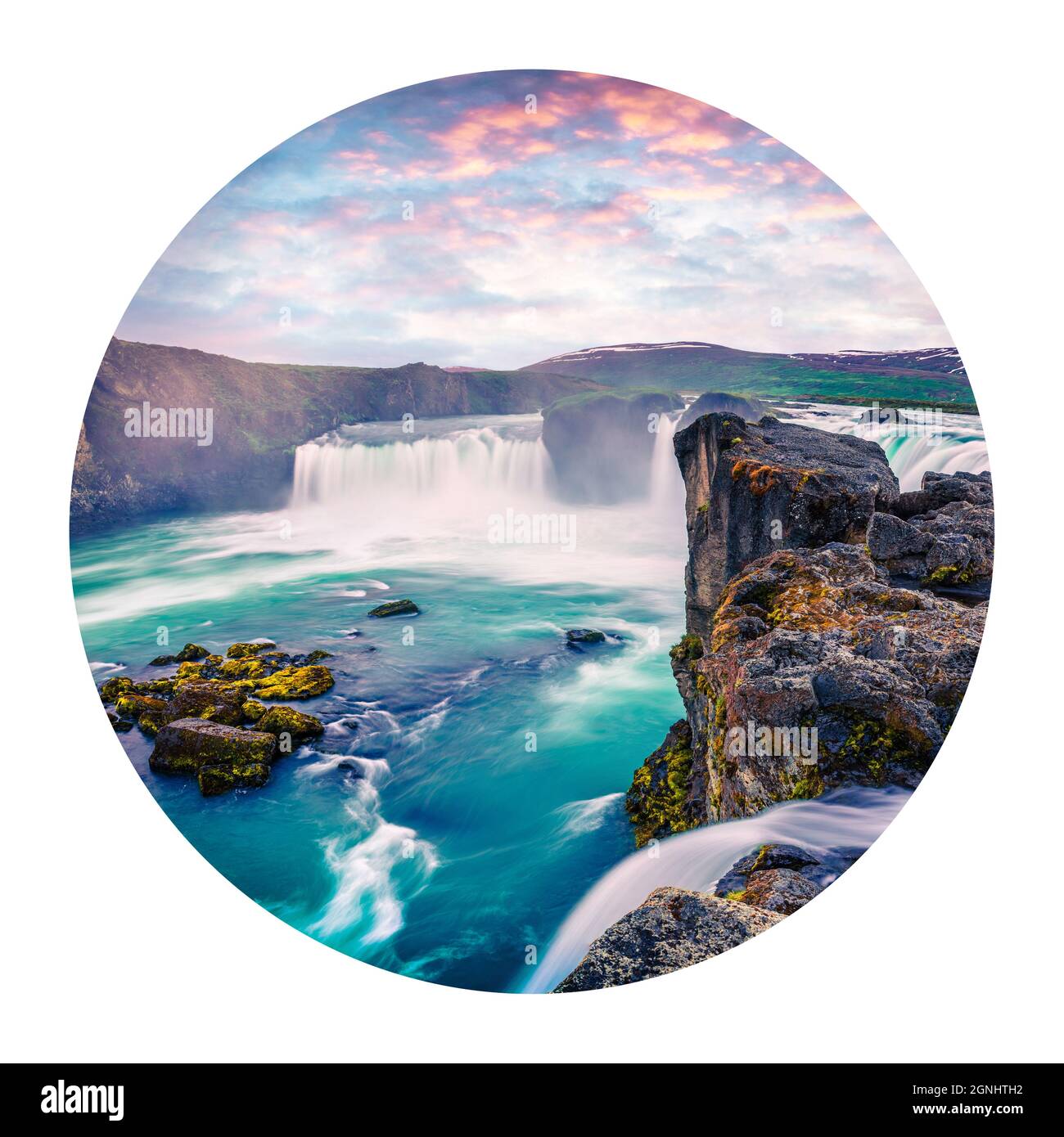 Icône ronde de la nature avec paysage. Scène matinale d'été sur la cascade de Godafoss. Lever de soleil majestueux sur la rivière Skjalfandafljot, Islande, Europe Banque D'Images