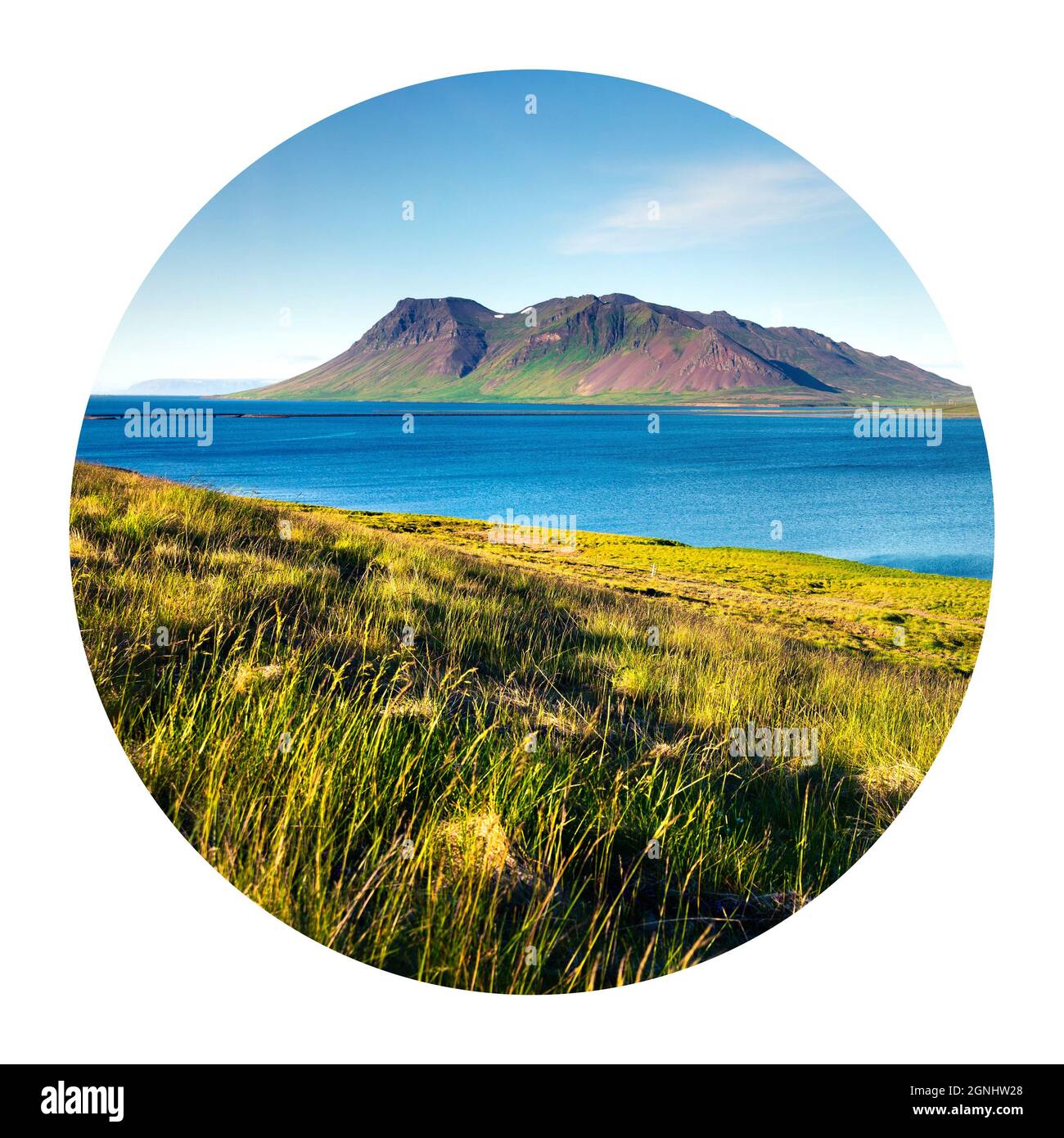 Paysage islandais typique avec des montagnes volcaniques et une rivière d'eau pure. Matin d'été ensoleillé sur la côte ouest de l'Islande, en Europe. La photographie dans un cercle Banque D'Images