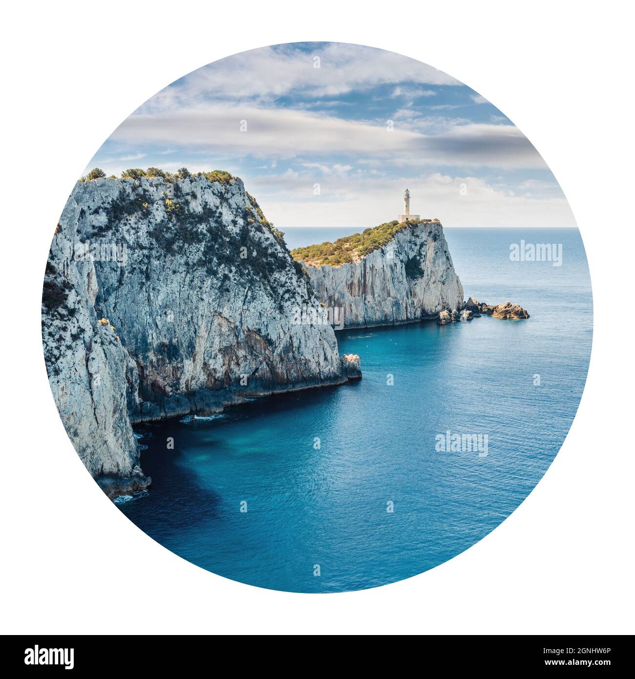 Icône ronde de la nature avec paysage. Magnifique vue du matin sur le cap Lefkatas avec l'ancien phare. Paysage marin de printemps coloré de la mer Ionienne, Lefkada islan Banque D'Images