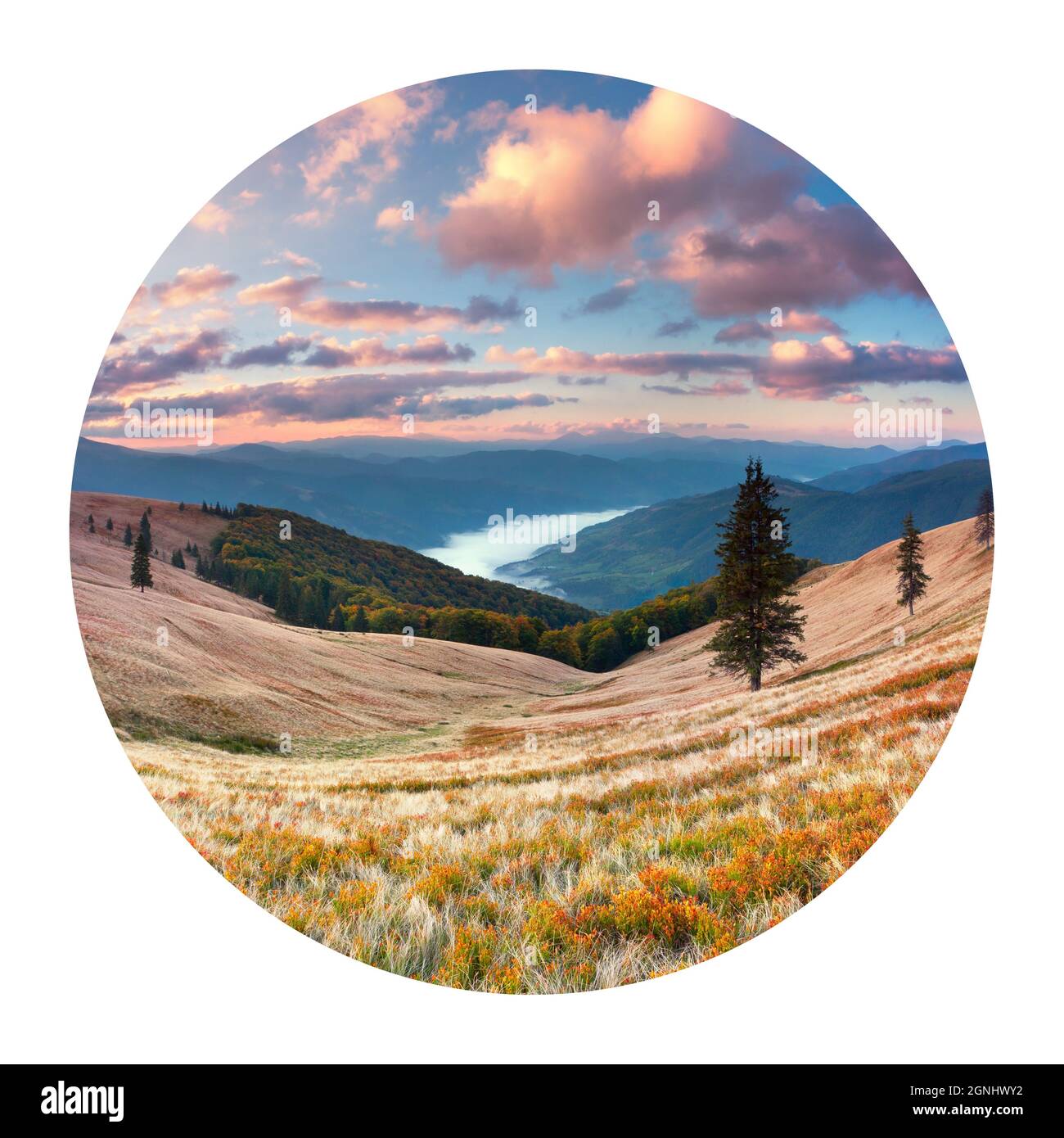 Icône ronde de la nature avec paysage. Coucher de soleil spectaculaire en automne dans les montagnes brumeuses des Carpates. Vue pittoresque en soirée sur la chaîne de montagnes de Svydovets, Ukra Banque D'Images