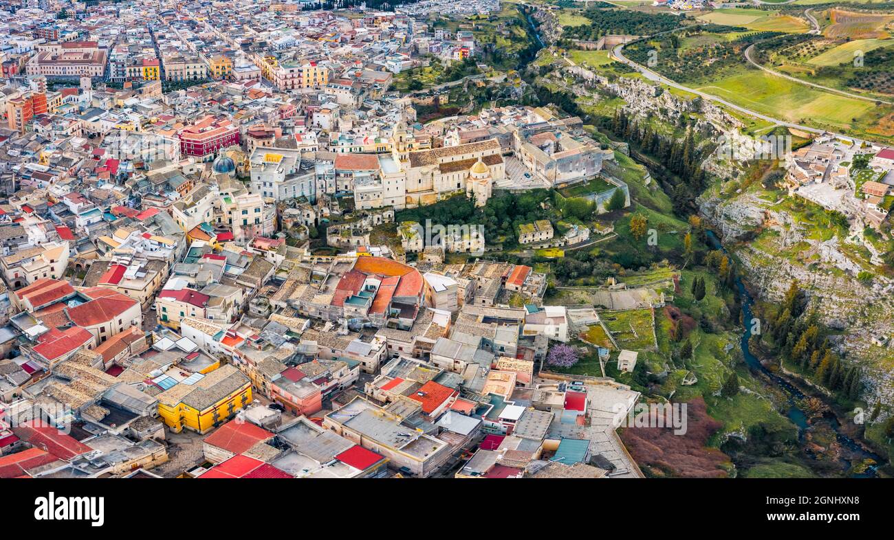 Vue depuis un drone volant. Paysage urbain du matin aérien de Gravina dans Puglia tovn. Paysage de printemps attrayant d'Apulia, Italie, Europe. Vue de dessus vers le bas. Trave Banque D'Images