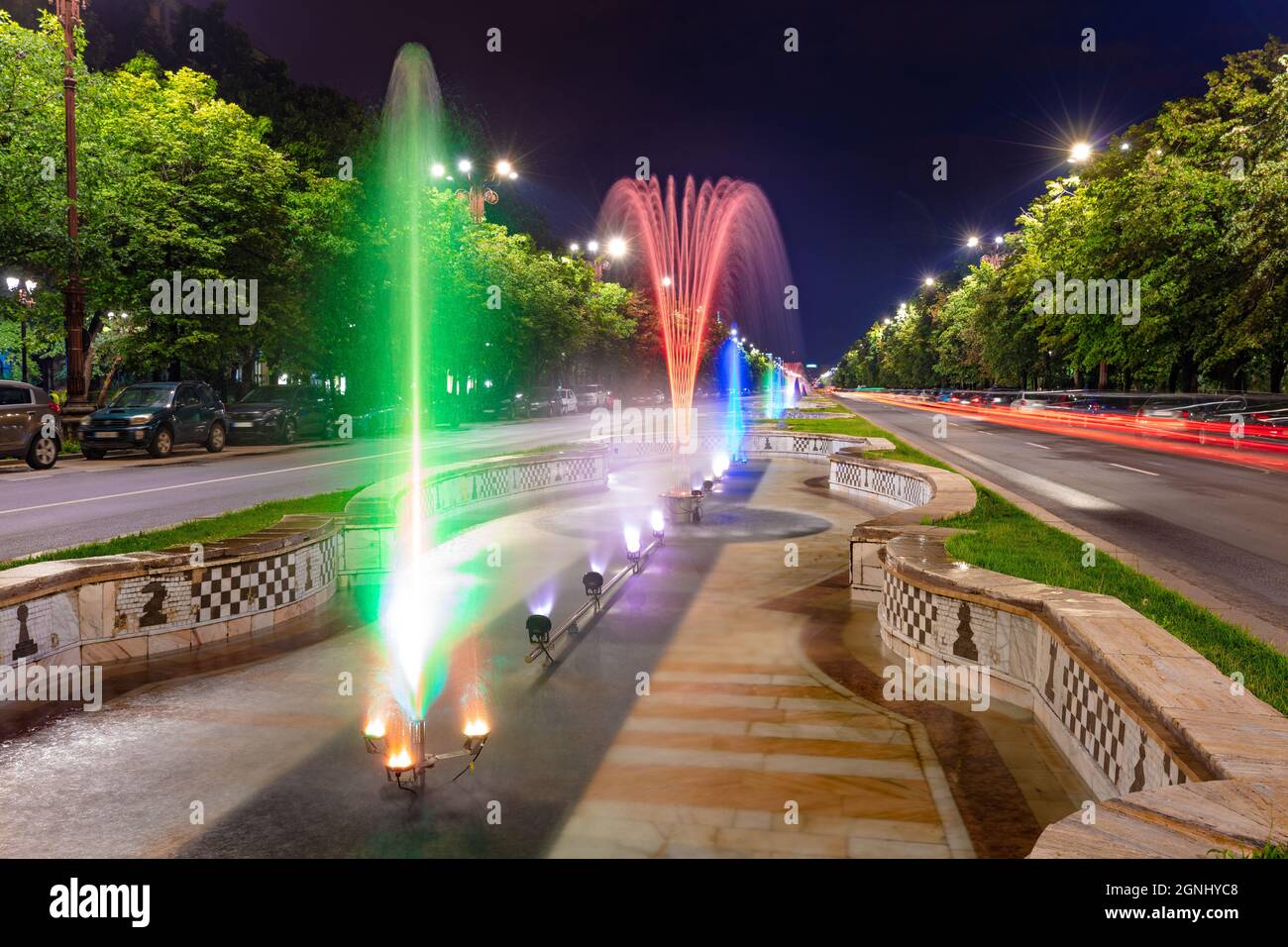 Vue nocturne colorée sur la fontaine de Bucarest - capitale de la Roumanie, Europe. Présentation du concept de déplacement. Banque D'Images