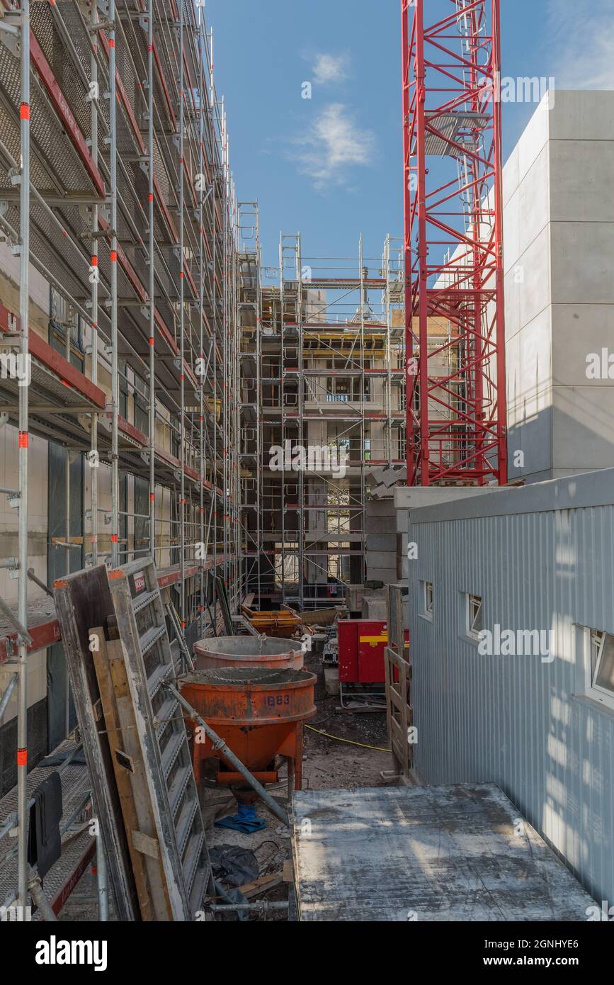 Site de construction nouveau bâtiment avec façade échafaudage Banque D'Images