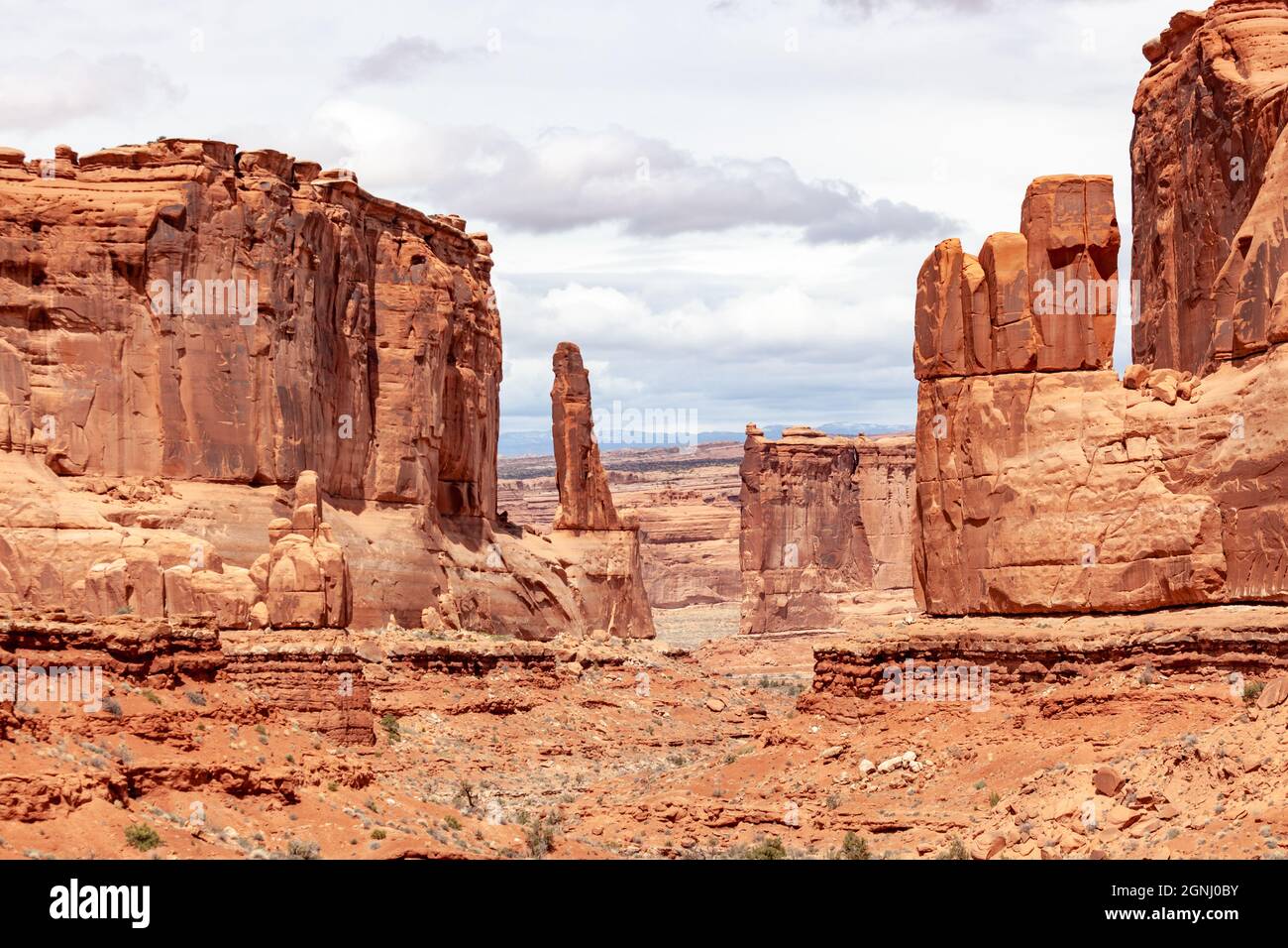 TROIS GOSSIPS, BREBIS ROCK et TOURS DE PALAIS DE JUSTICE arches parc national Desert rock vista moab utah usa Banque D'Images