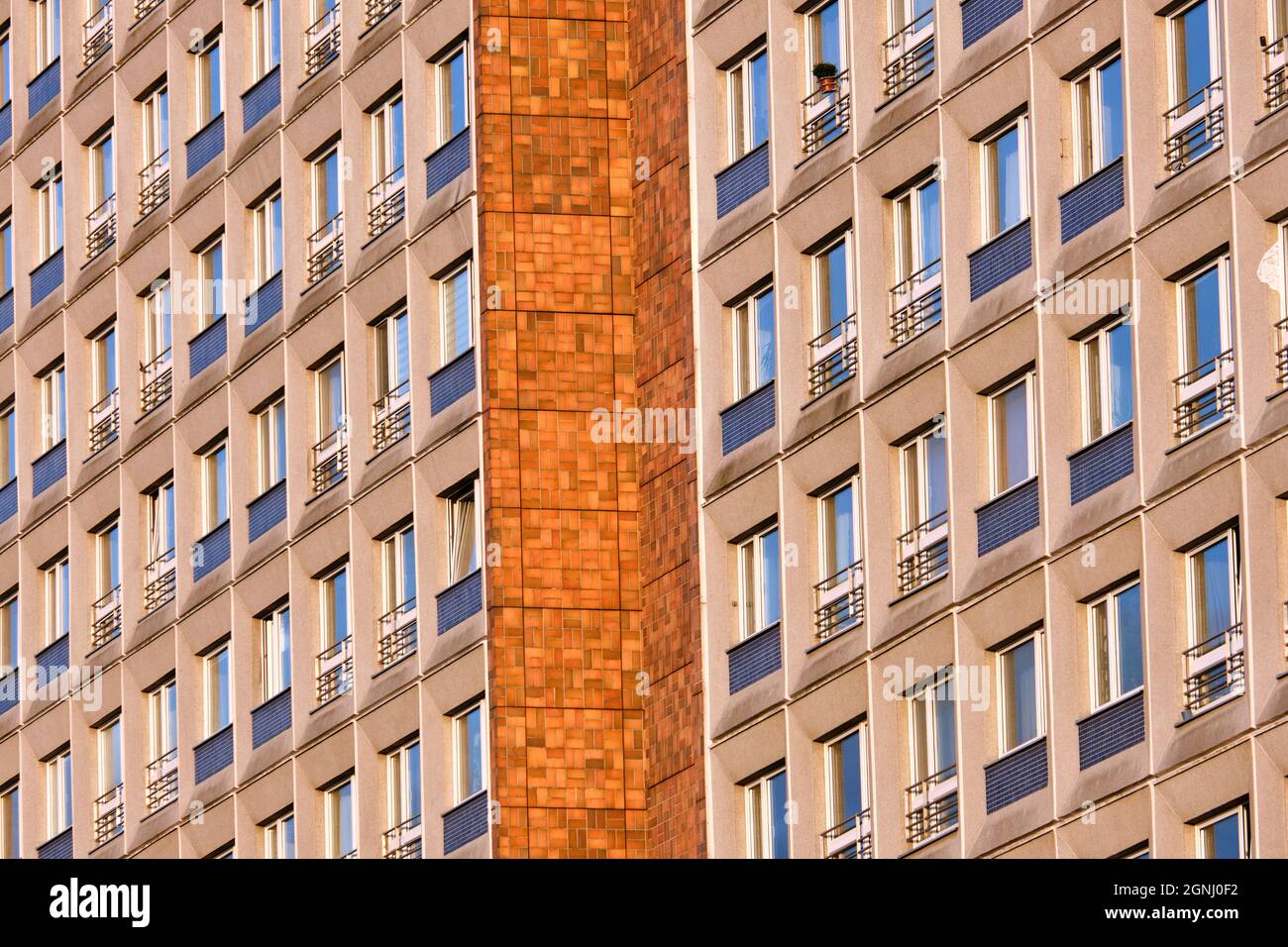 Façade d'un immeuble préfabriqué dans l'ancienne partie orientale de Berlin, en Allemagne Banque D'Images