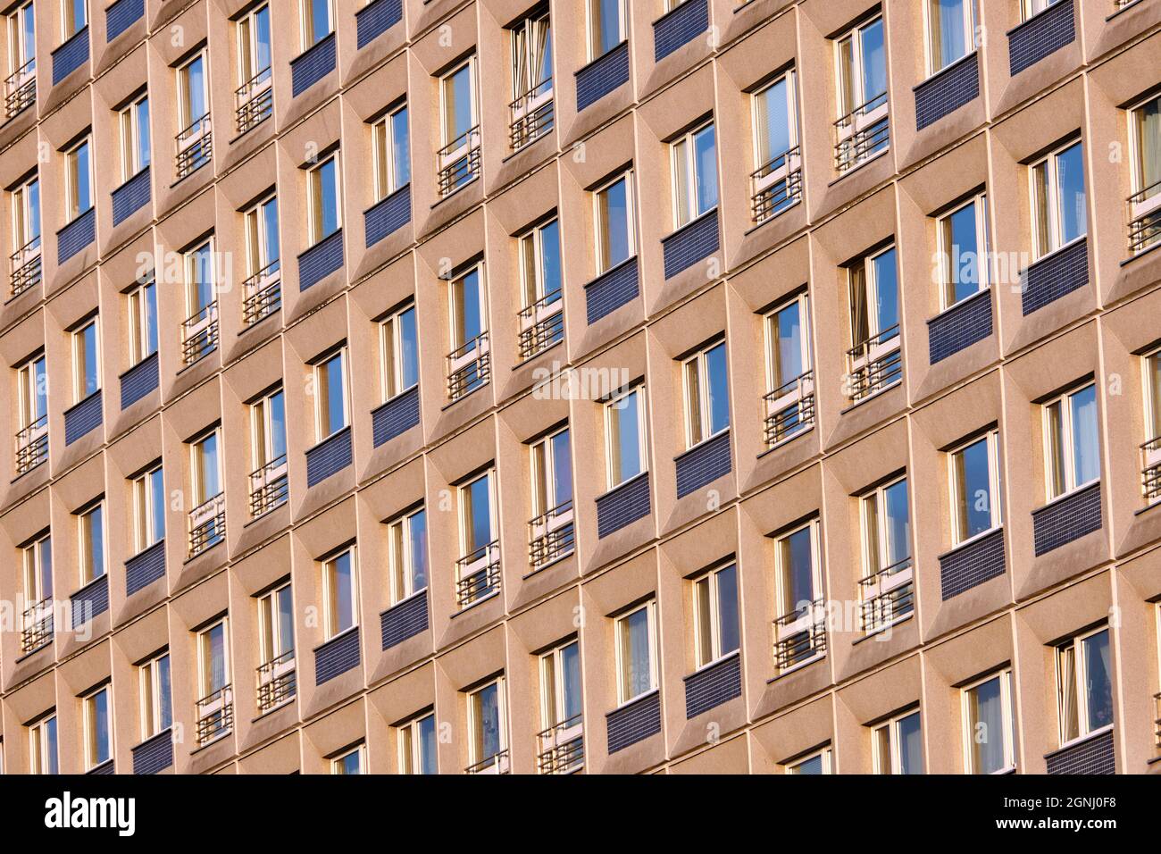 Façade d'un immeuble d'appartements typique préfabriqué dans l'ancienne partie orientale de Berlin, Allemagne Banque D'Images