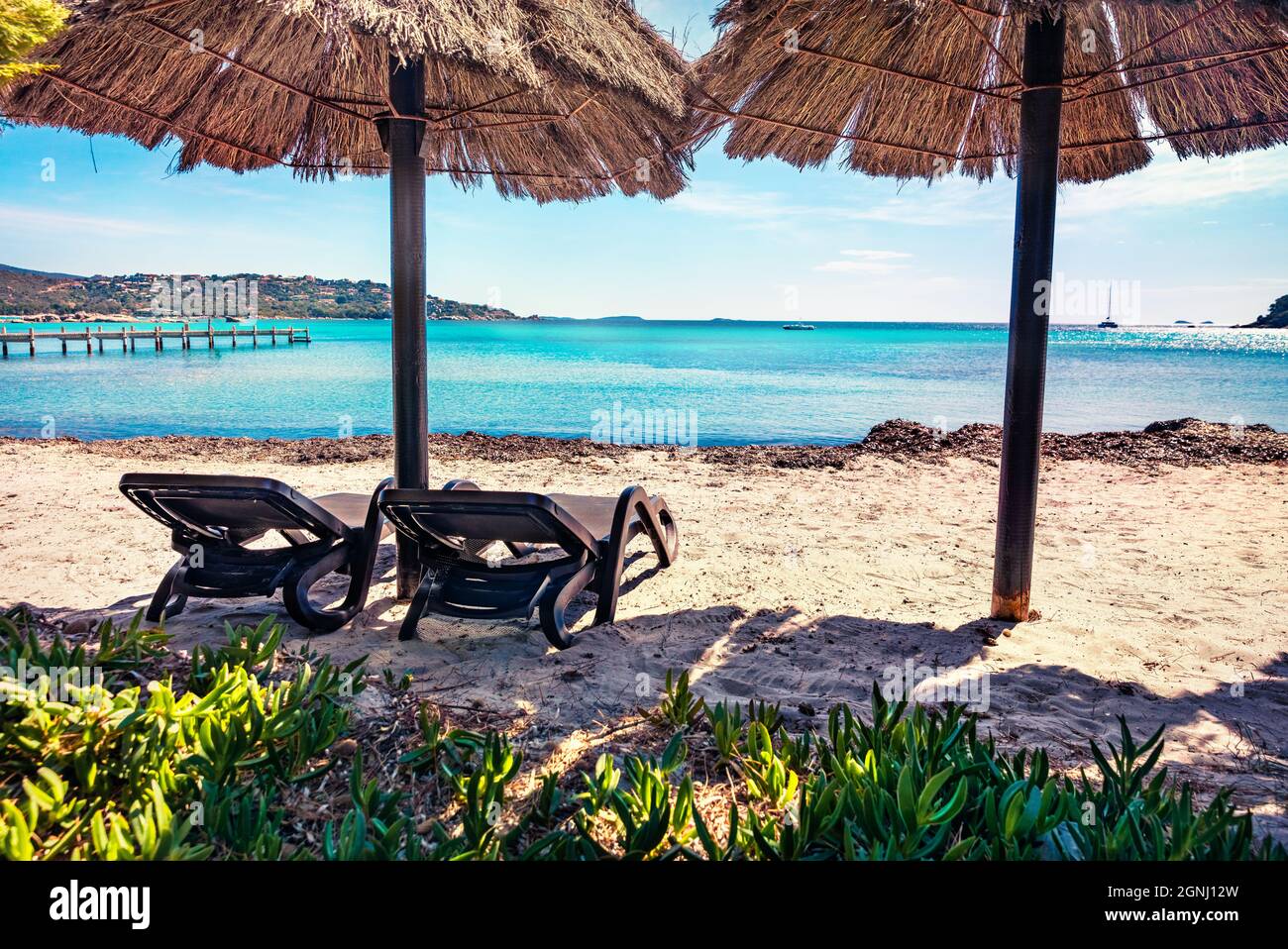 Vue d'été sur la plage de Santa Giulia. Scène matinale lumineuse de l'île de Corse, France, Europe. Paysage marin étonnant de la mer Méditerranée. Conc. De voyage Banque D'Images