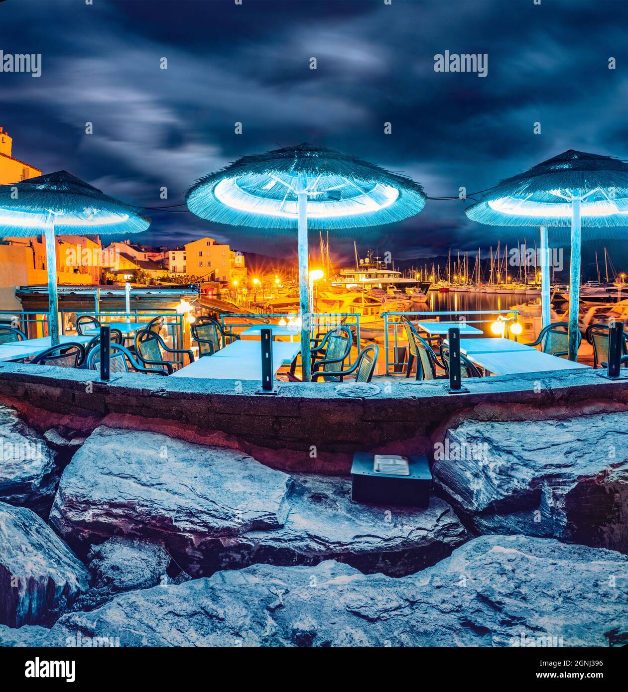 Vue lumineuse sur le port de Saint-Florent, département de haute-Corse, Europe. Scène nocturne colorée de l'île de Corse. Beau monde de Mediterr Banque D'Images