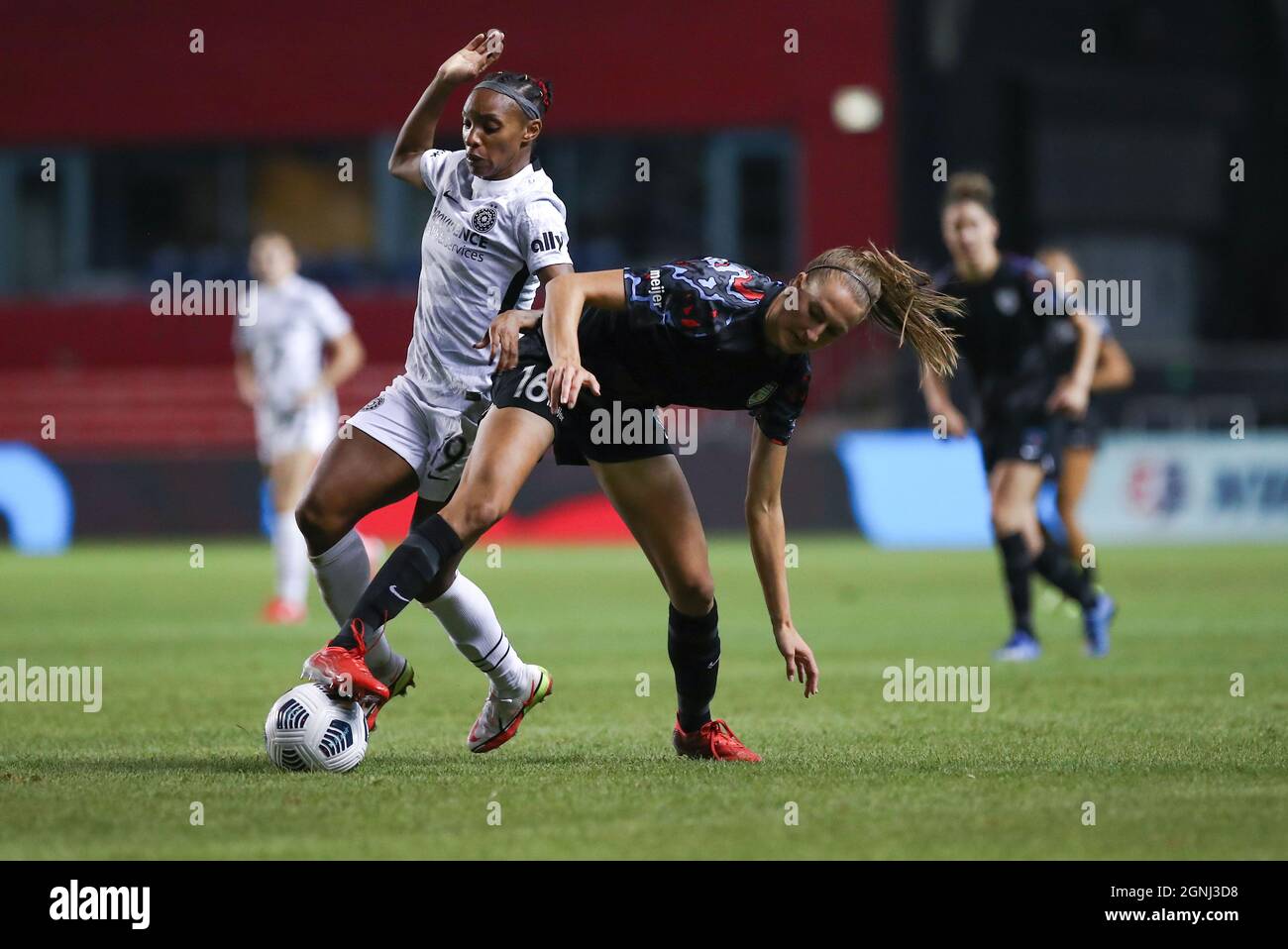 Le milieu de terrain du Portland Thorns FC Crystal Dunn (19) et le milieu de terrain du Chicago Red Stars Sarah Woldmoe (16) se battent pour le ballon lors d'un match de la NWSL contre AT Banque D'Images