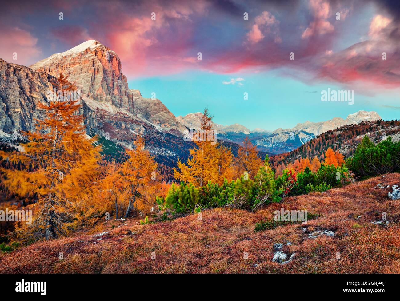 Vue étonnante depuis le sommet du col de Falzarego avec la montagne Lagazuoi. Fantastique lever de soleil d'automne sur les Alpes Dolomites, Cortina d'Ampezzo lacation, Italie, EUR Banque D'Images